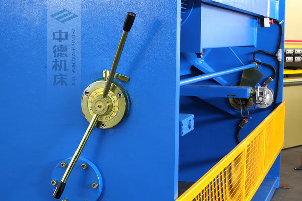 ZDS-2032剪板機(jī)刀片間隙手動調(diào)節(jié)器，刻度清淅，調(diào)節(jié)省力又簡便.jpg